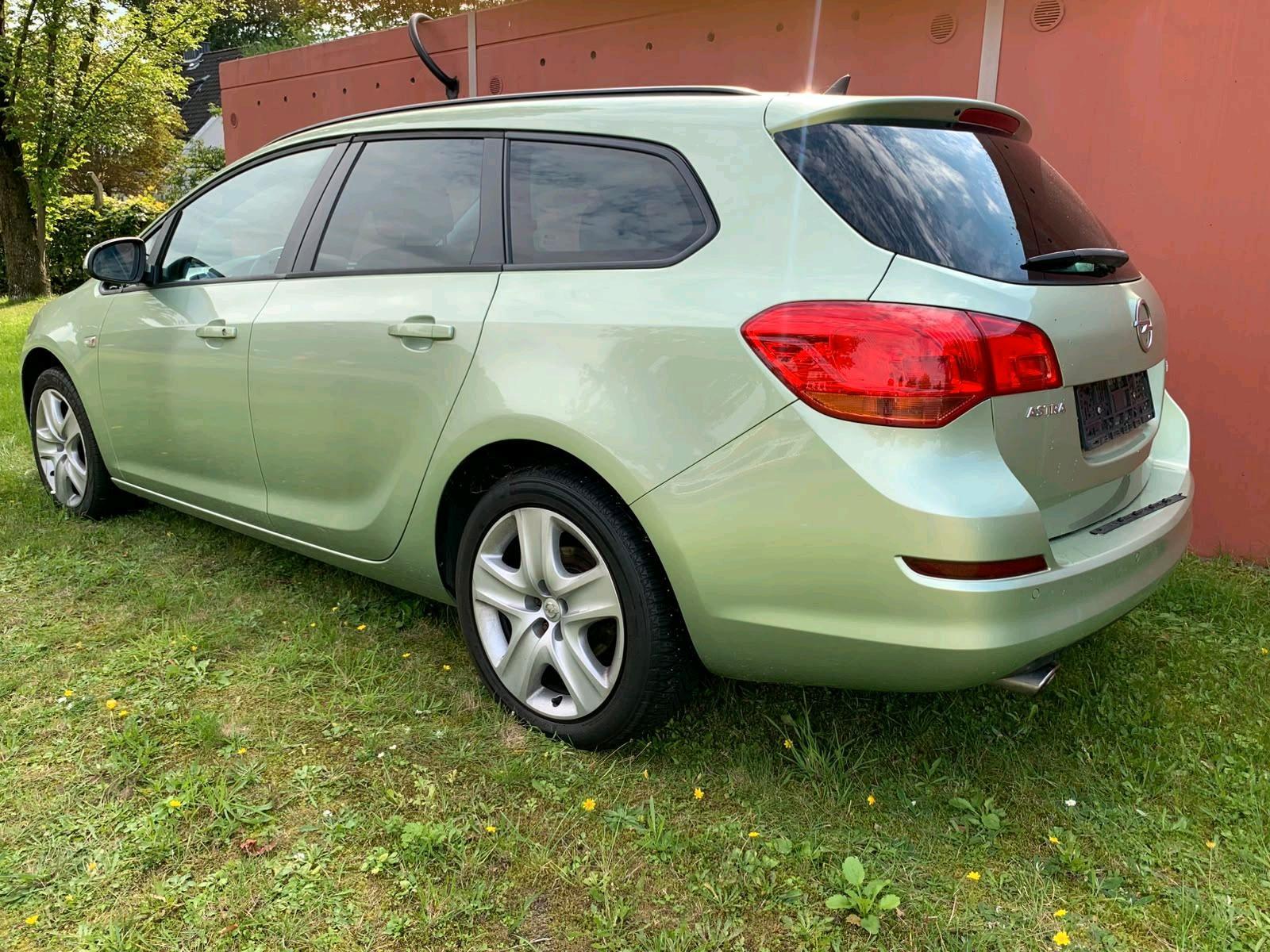Opel Astra 2011 — interior