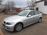 BMW 320i / XENON / NAVI / PDC /SITZHEIZUNG / 1.HAND - BMW 320 aus 2006: 320i