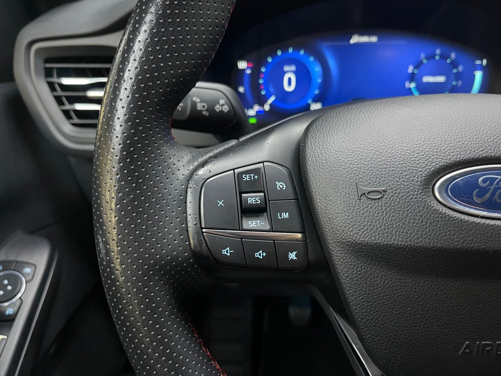 Fahrzeugabbildung Ford Kuga 1.5 EB ST-Line VIRTU+NAV+LED+KAM+PDC+MFL+18