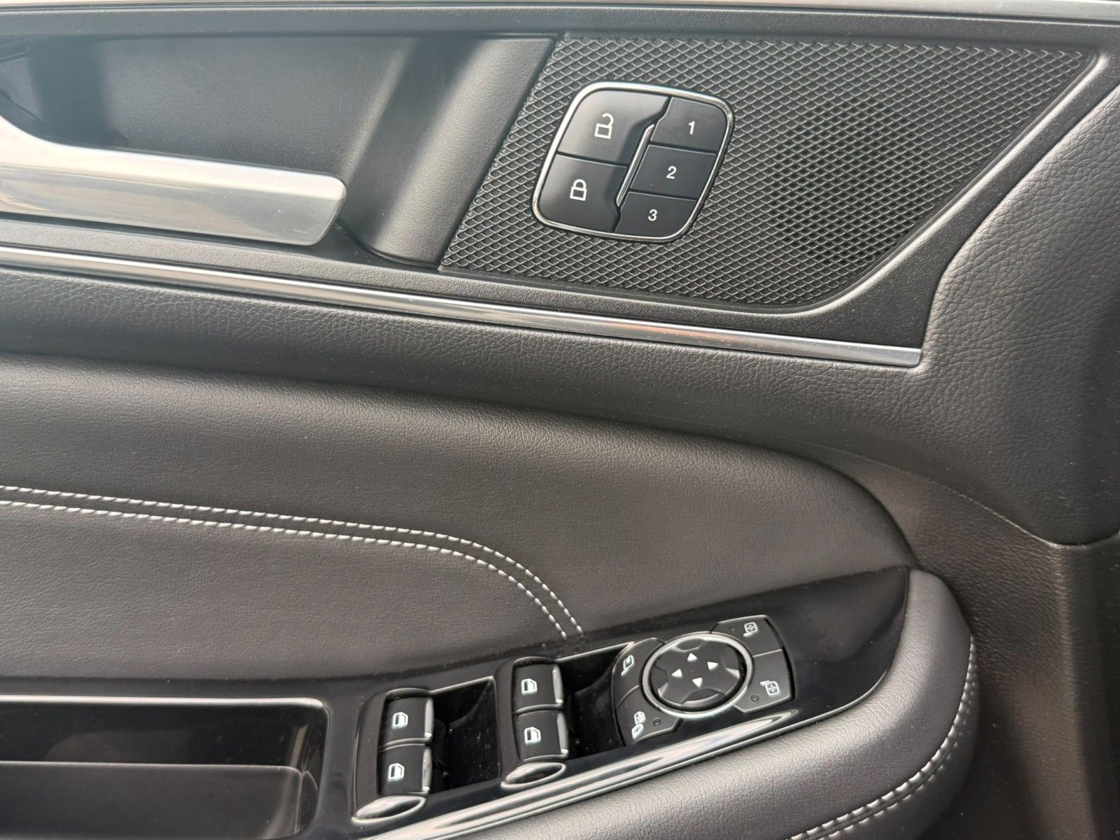 Fahrzeugabbildung Ford S-MAX Titanium 7 Sitzplätze