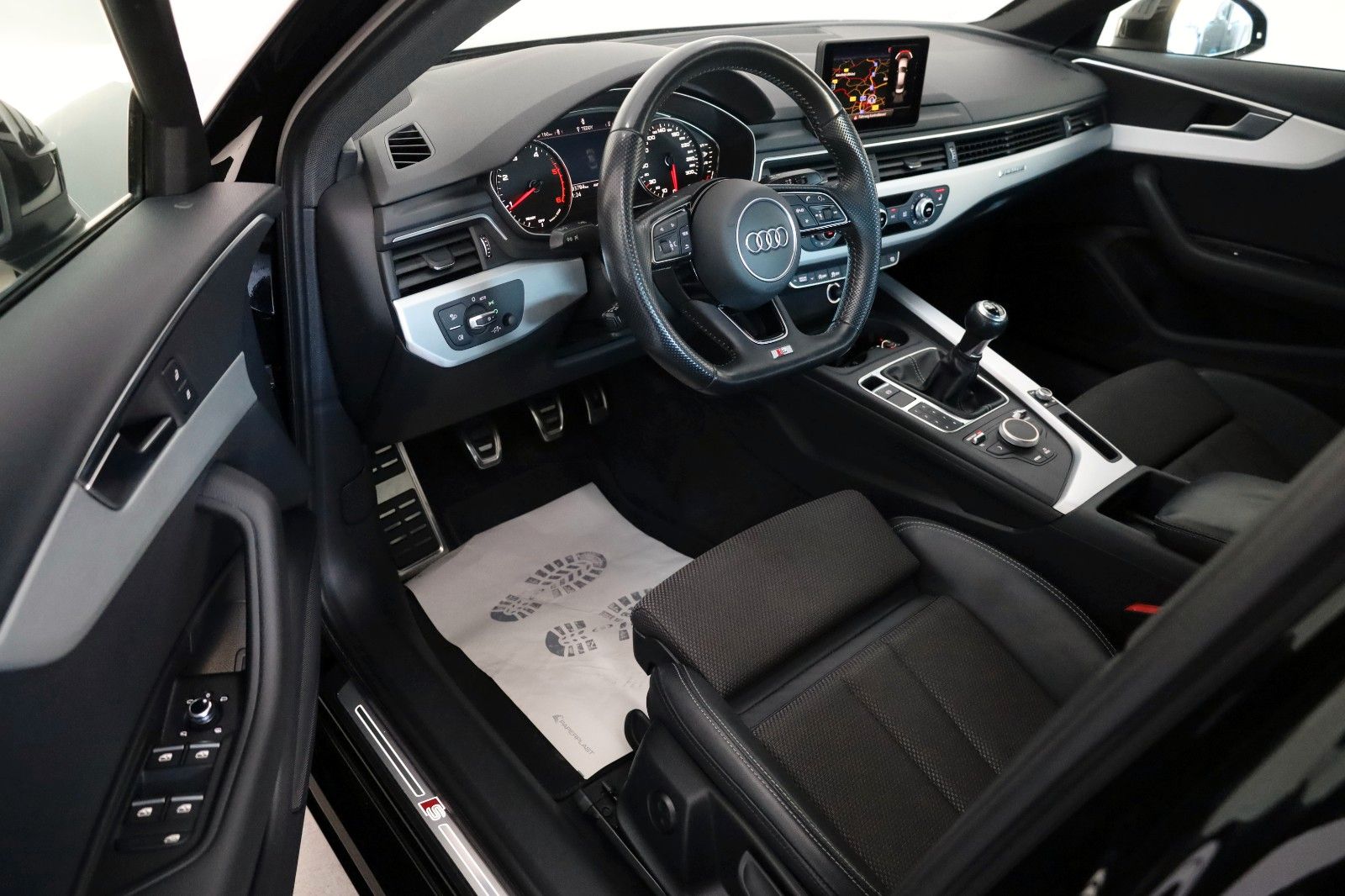 Fahrzeugabbildung Audi A4 Lim. quattro S Line T.Leder,Navi,Xenon,SH,PDC