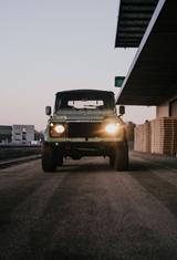 Land Rover Defender 2.5 90 VOLLRESTAURATION - Land Rover Defender mit Benzin-Antrieb