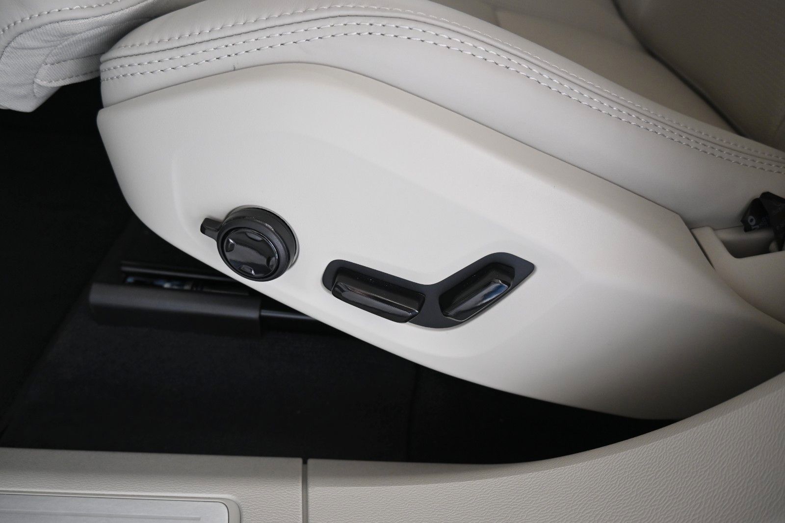 Fahrzeugabbildung Volvo XC60 T8 Plug-in AWD Ultra Dark*LUFT*360°*ACC