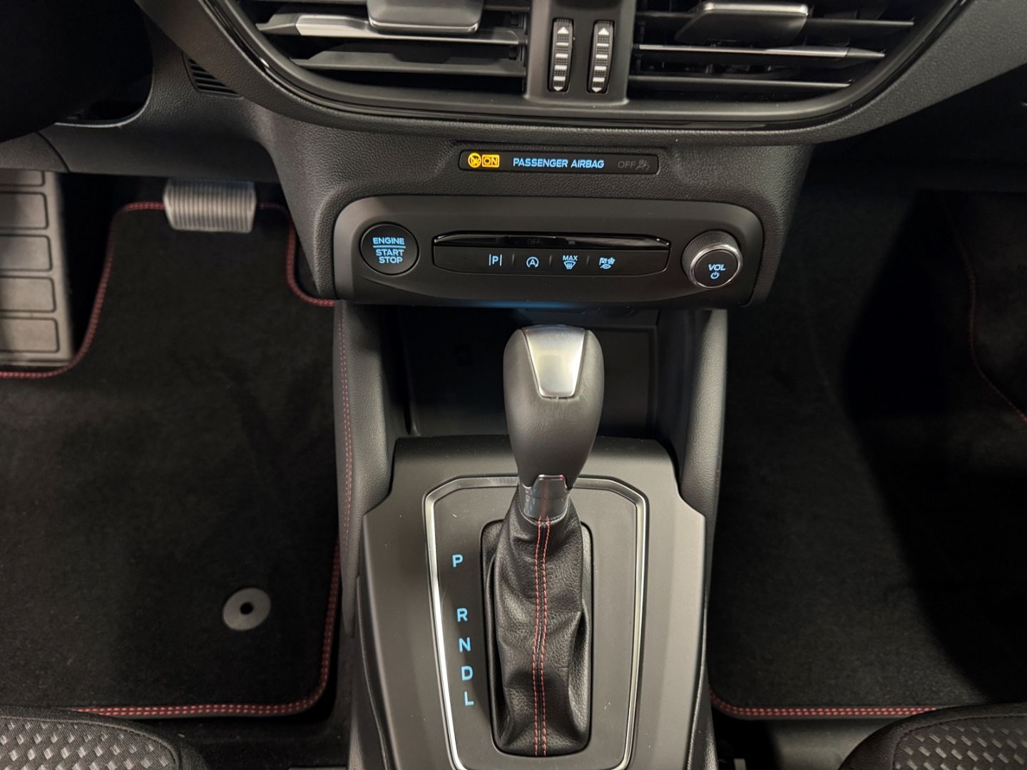 Fahrzeugabbildung Ford Focus Turnier ST-Line X B&O 18'' LED ACC Kamera
