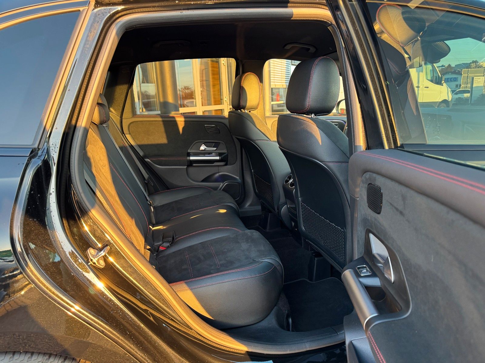 Fahrzeugabbildung Mercedes-Benz B 200 AMG+AHK+Ambiente+RFK+MBUX+Night