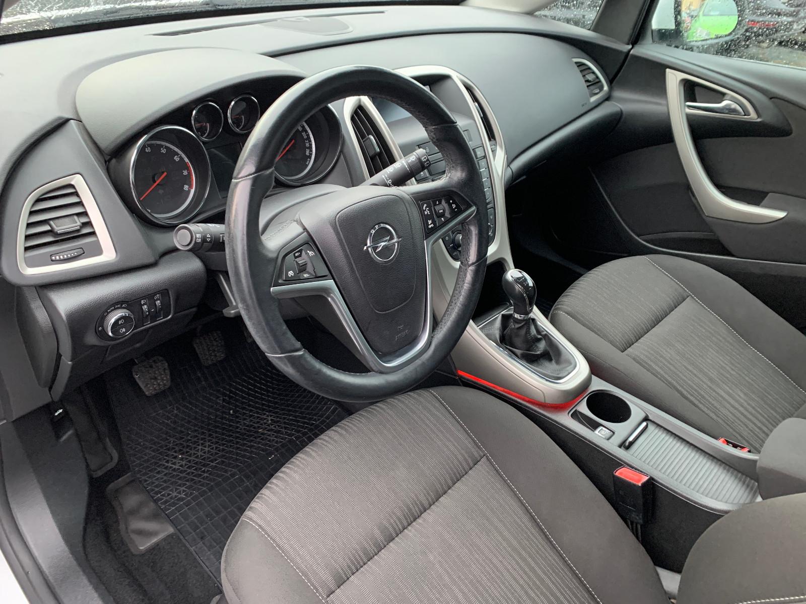 Opel Astra 2011 — photo 9