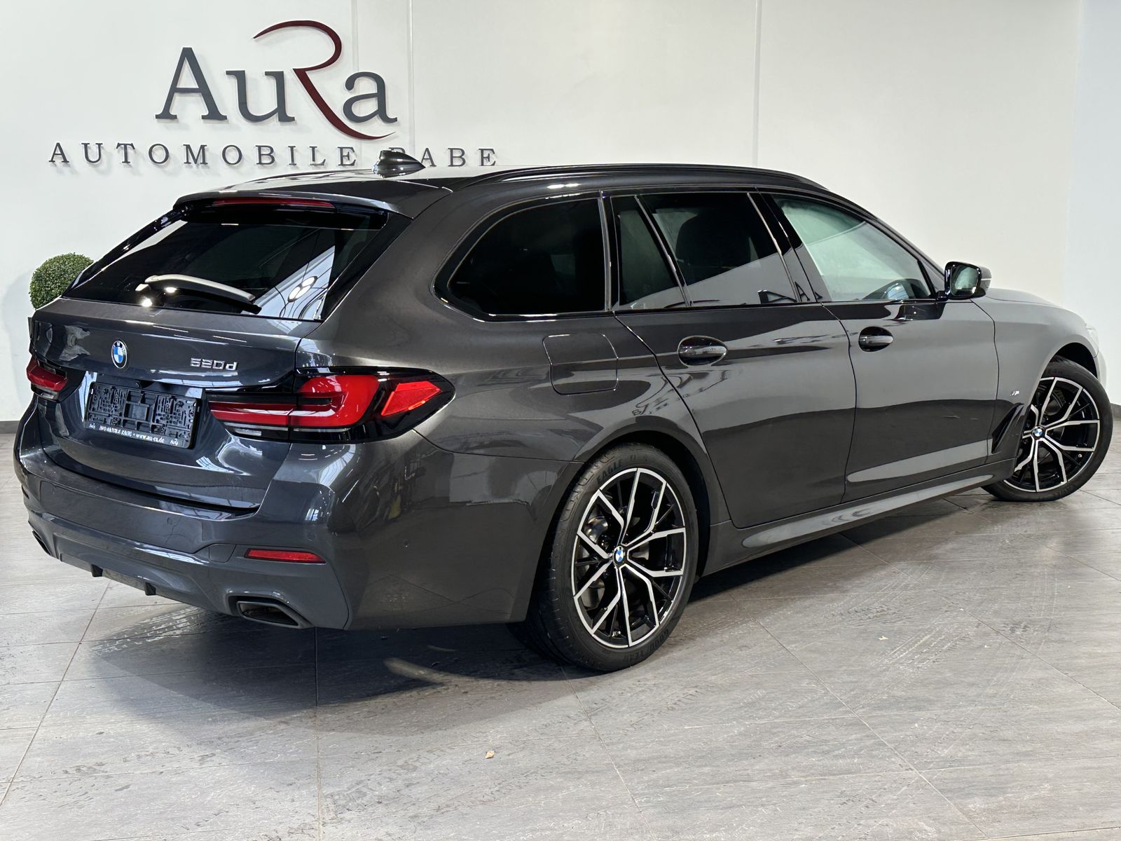 Fahrzeugabbildung BMW 520d Touring M-Sport NAV+LED+PANO+ACC+HEAD-UP+PA