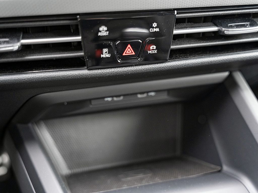 Fahrzeugabbildung Volkswagen Golf VIII 2.0 TDI Move NAVI LED ACC KAMERA APP-C