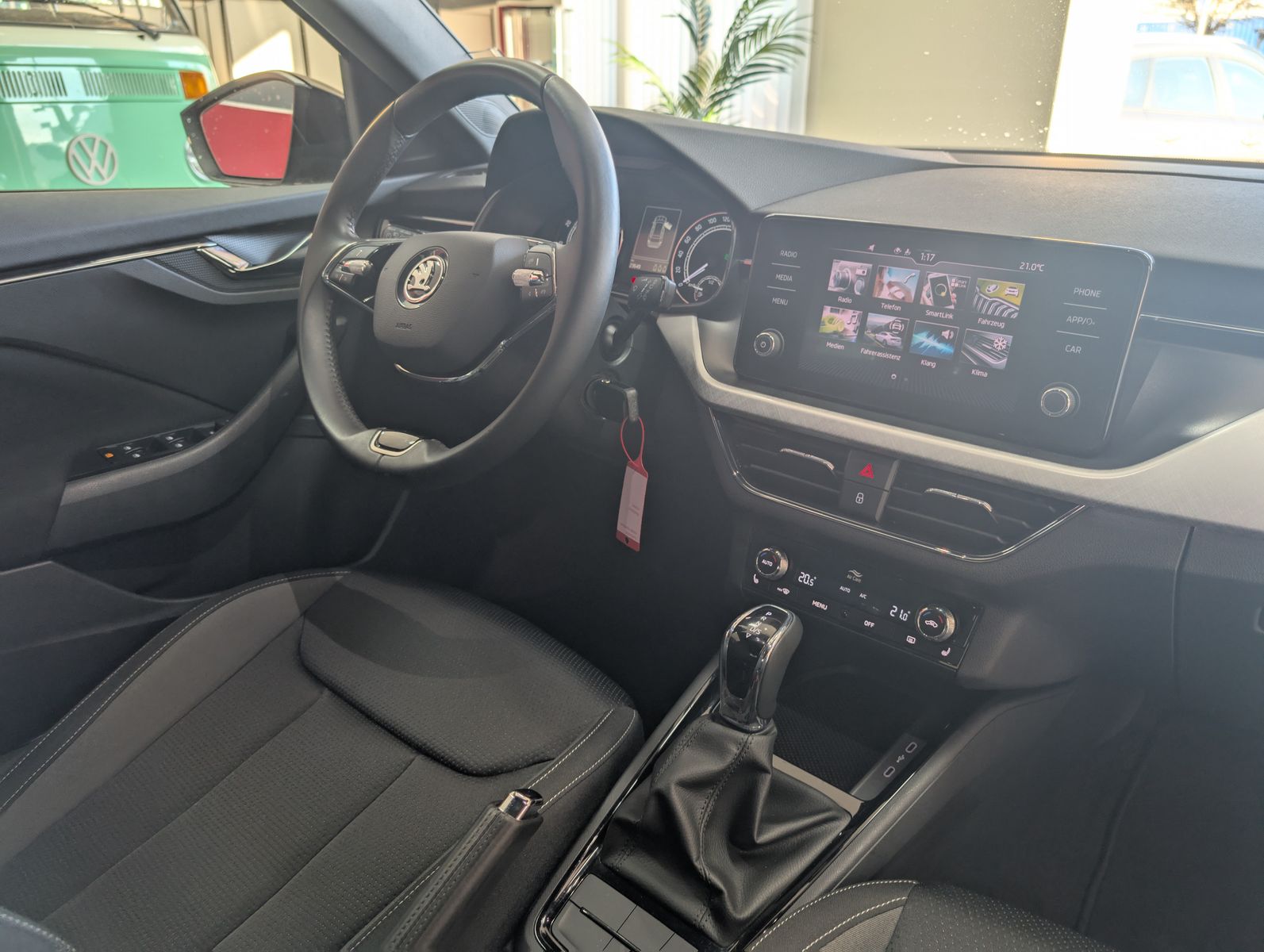 Fahrzeugabbildung SKODA Kamiq Tour 1,0TSI PANORAMA LED SHZ KAM APPLINK
