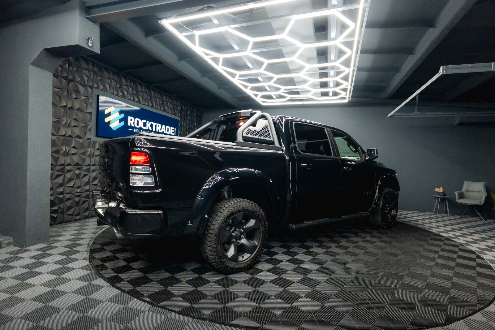 Fahrzeugabbildung Dodge RAM 5.7 V8 HEMI 4x4 Offroad Night-Paket LED 19%