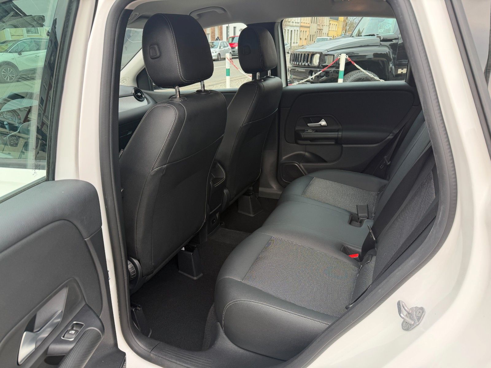 Fahrzeugabbildung Mercedes-Benz B 180 AUTOMATIK LED TEMPOMAT DAB 1-HAND MBUX