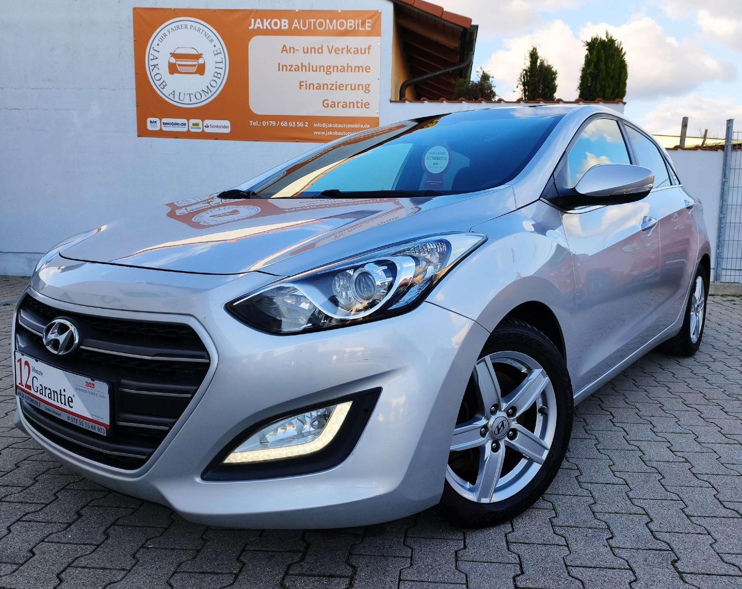 Hyundai i30 TÜV Neu Panorama NAVI Einparkhilf Lenkradhei