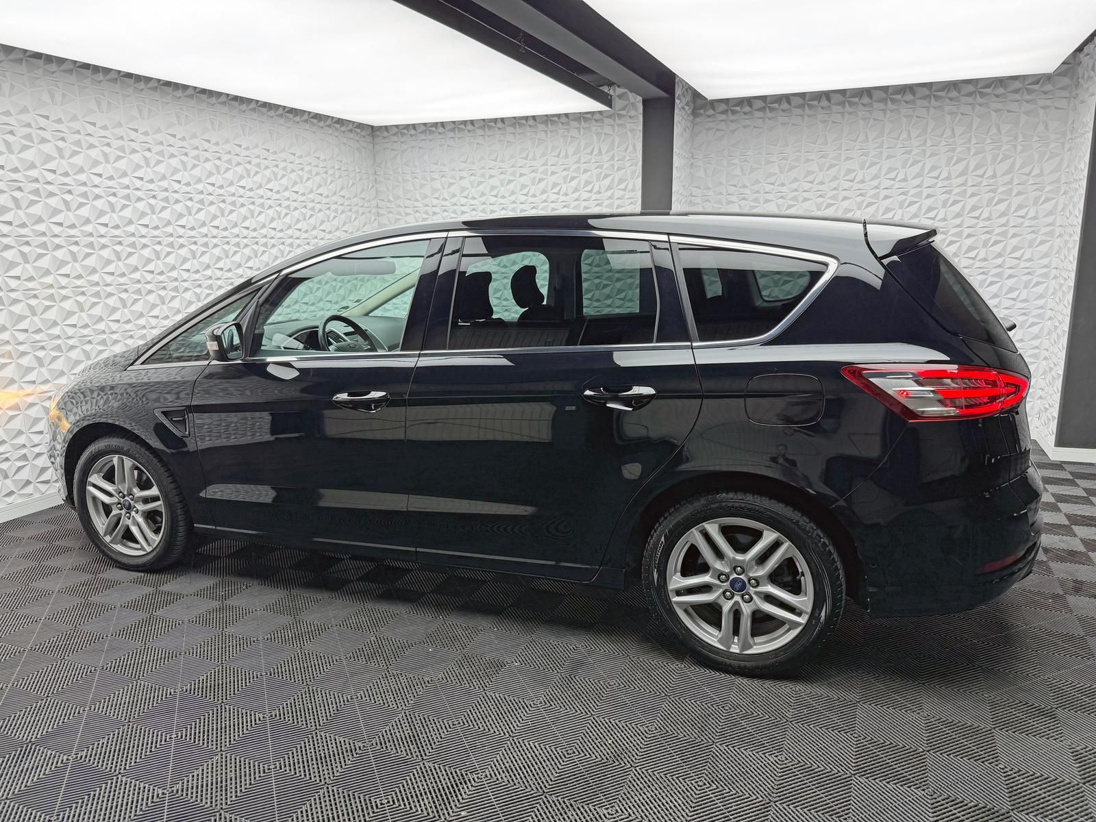 Fahrzeugabbildung Ford S-MAX 1.5 TITANIUM/7-SITZE/KEYLES/RCAM/NAV/PDC