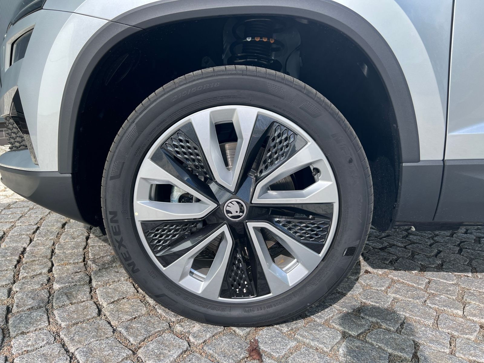 Fahrzeugabbildung SKODA Karoq Selection 1.5 TSI DSG *AHK, LED, ACC, 18"L
