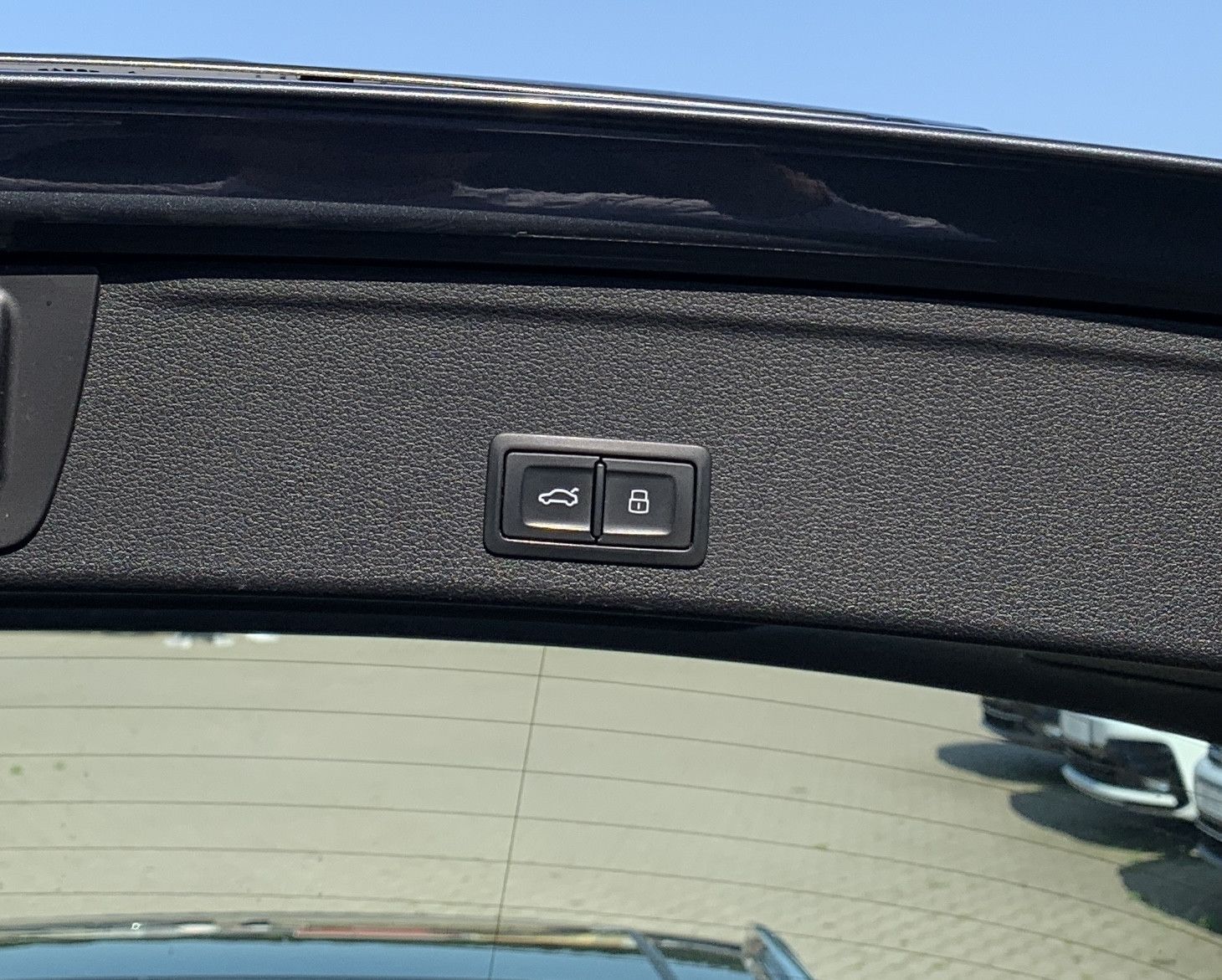 Fahrzeugabbildung Audi A4 2.0 TDI*S Line*Leder*Head-Up*VC*Cam*LED*AHK*