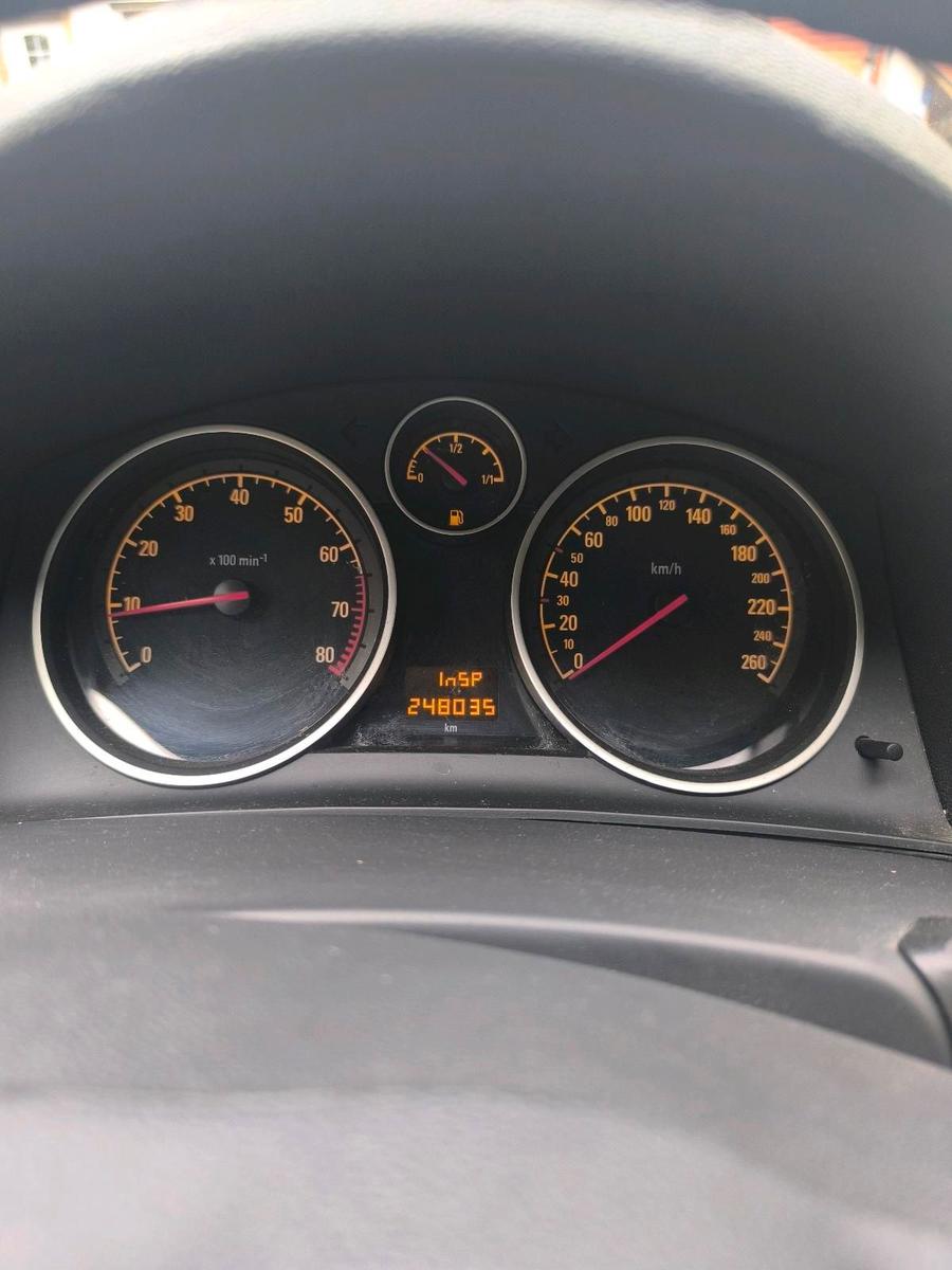 Opel Astra 2010 — photo 9