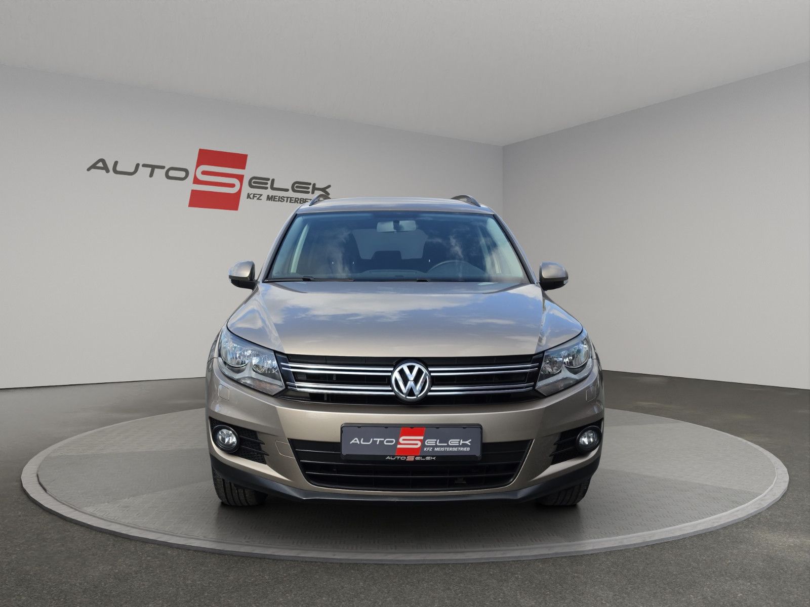 Fahrzeugabbildung Volkswagen Tiguan AHK TEMPOMAT PDC SHZ TÜV SERVICE NEU