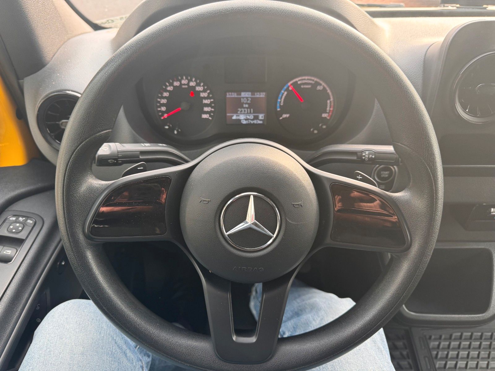 Fahrzeugabbildung Mercedes-Benz eSprinter 312 DHL Regal KEP-Ausbau