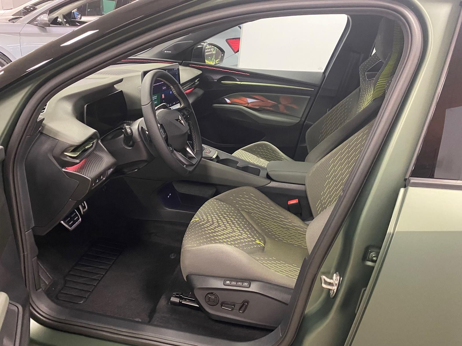 Fahrzeugabbildung CUPRA Raval VZ Extreme 226PS+360°+DCC+MATRIX+ACC+NAVI+