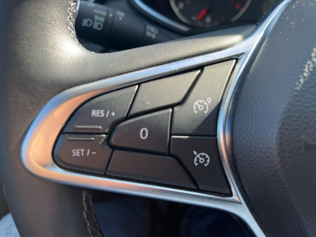 Fahrzeugabbildung Renault Clio ZEN TCe 90 EPH 7"Touch - mit KI generiert/bearbeitet