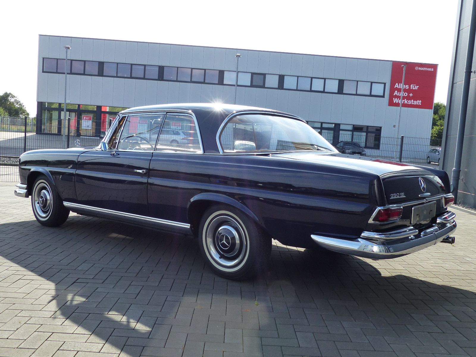 Fahrzeugabbildung Mercedes-Benz 250 SE Coupe W 111