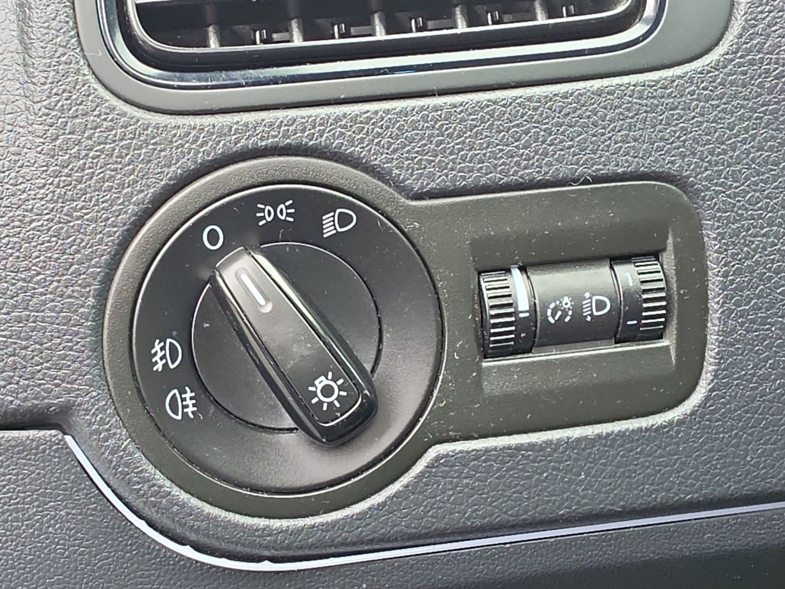 Fahrzeugabbildung Volkswagen Polo V Match 4-TÜRIG SHZ PDC LEDER