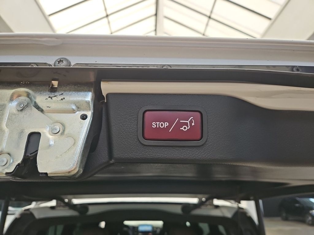 Fahrzeugabbildung Mercedes-Benz V 300 d Avantgarde Edition lang AMG 2,5AHK Tisch