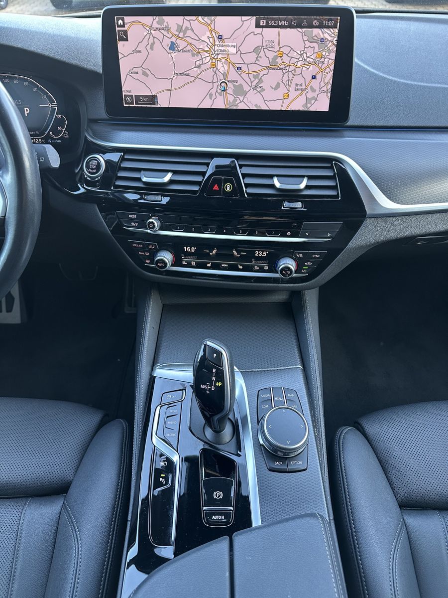 Fahrzeugabbildung BMW 530e Touring xD M-Sport Pro NAV+LASER+19ZOLL+HUD