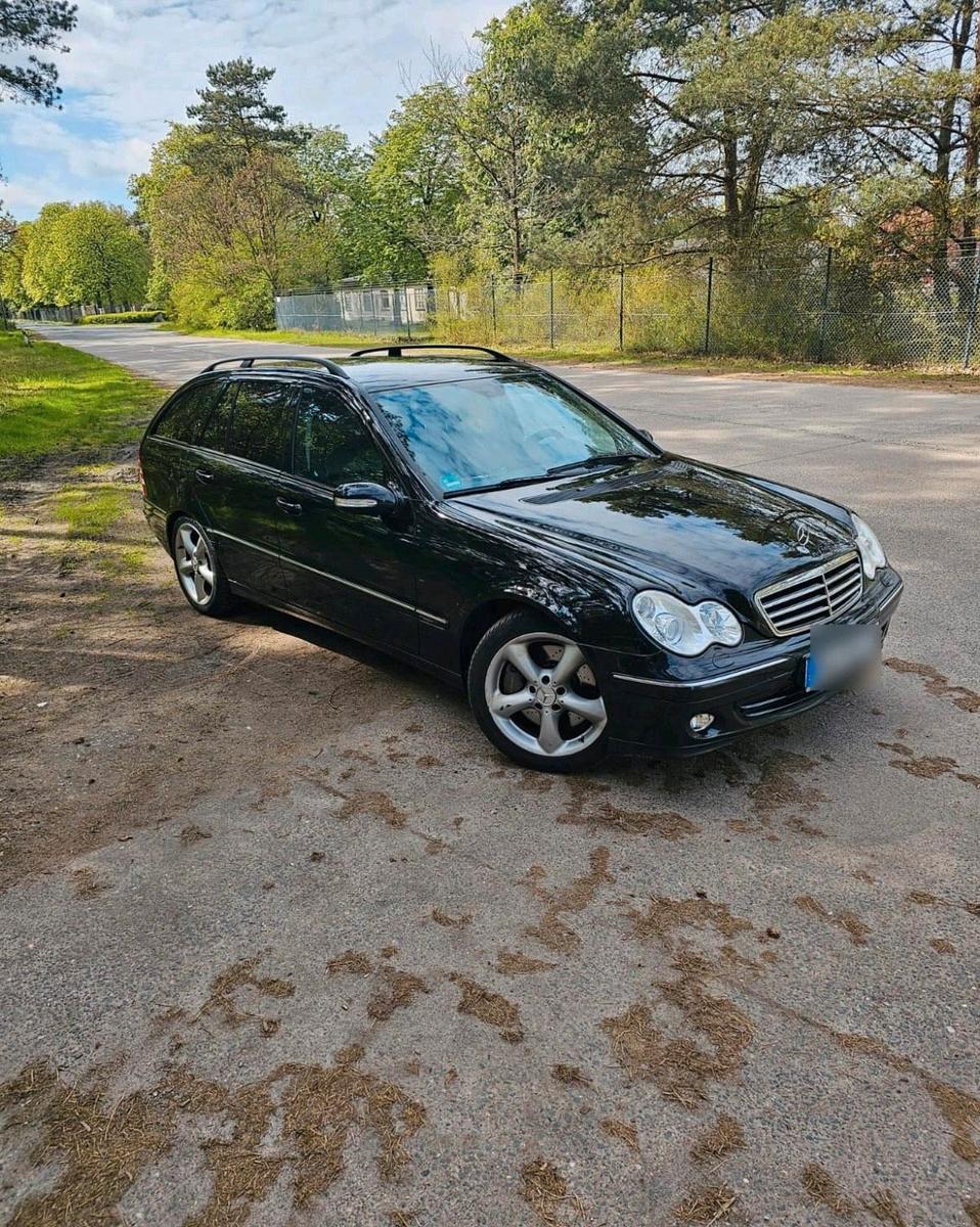 Mercedes-Benz 220 2005 — rear view