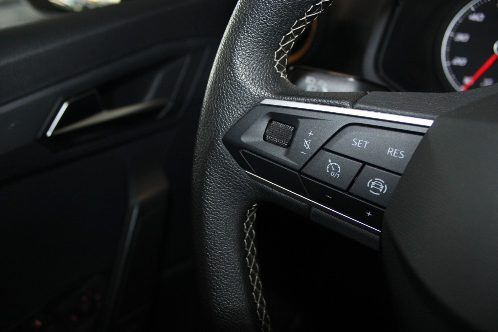Fahrzeugabbildung SEAT Arona 1.0 TSI Style LED PDC Kamera Allwetterreif