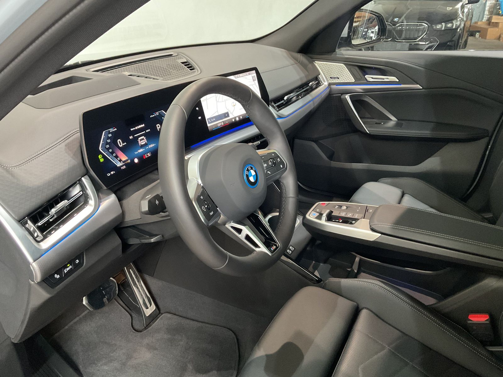 Fahrzeugabbildung BMW iX2 20" M LMR | M Sportpaket pro | Aktivsitz für