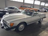 Mercedes-Benz SL 560 R107 - silberne Mercedes-Benz SL 560