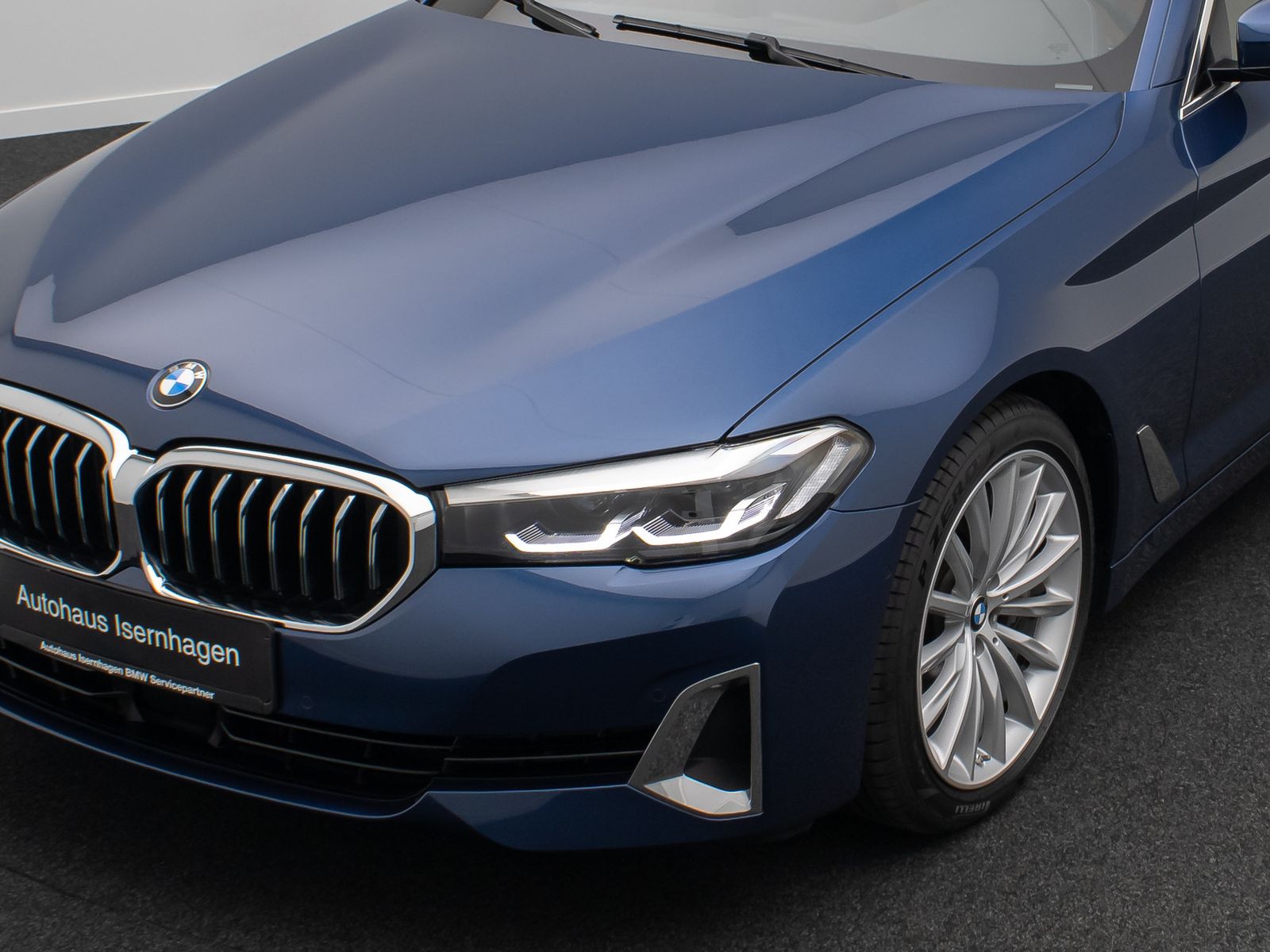 Fahrzeugabbildung BMW 530d xD LuxuryLine H/K DAB Komfort Alarm AHK ACC