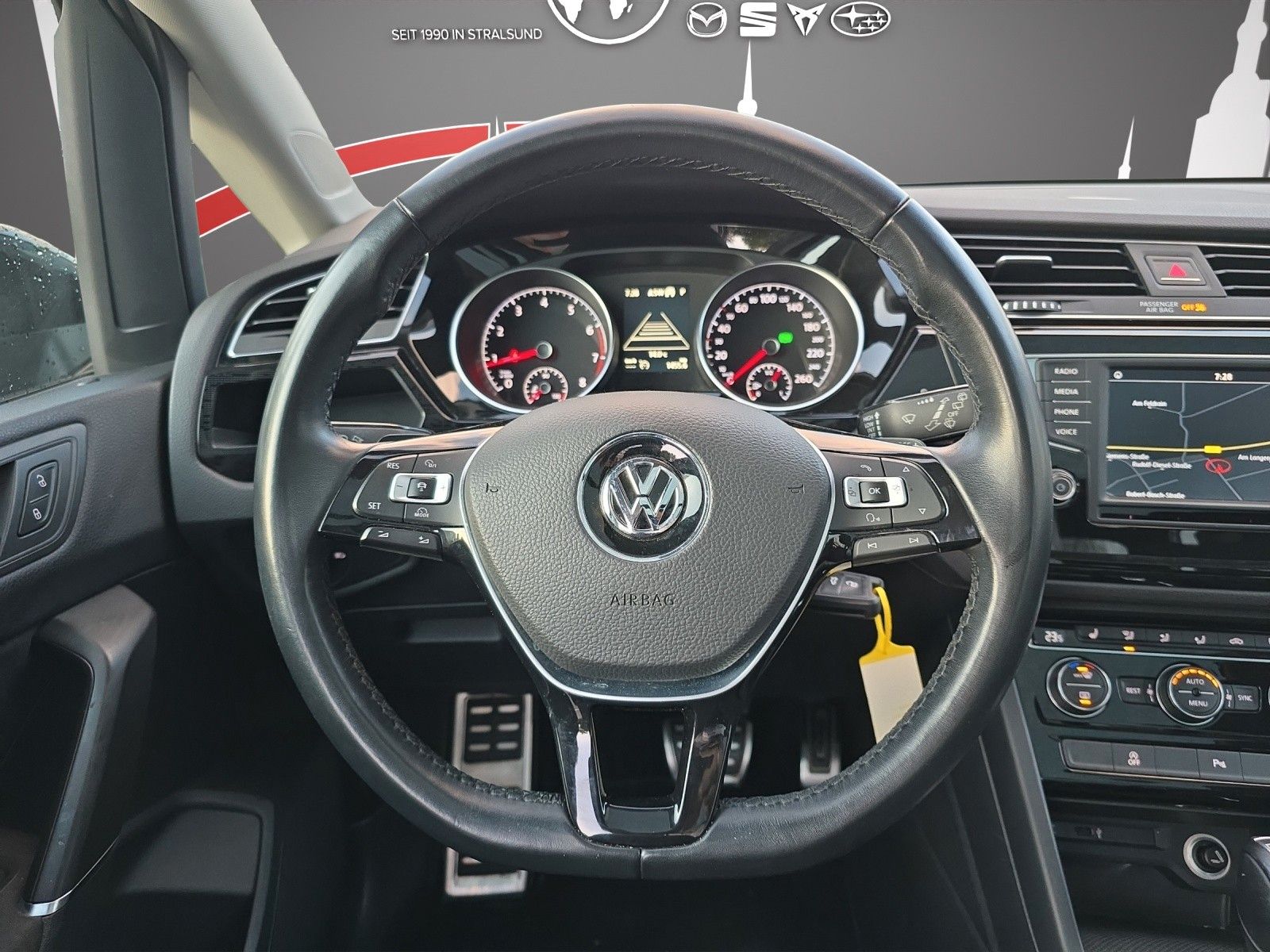 Fahrzeugabbildung Volkswagen Touran 1.4 TSI DSG  LED/NAVI/SHZ/ACC/PDC/PANO