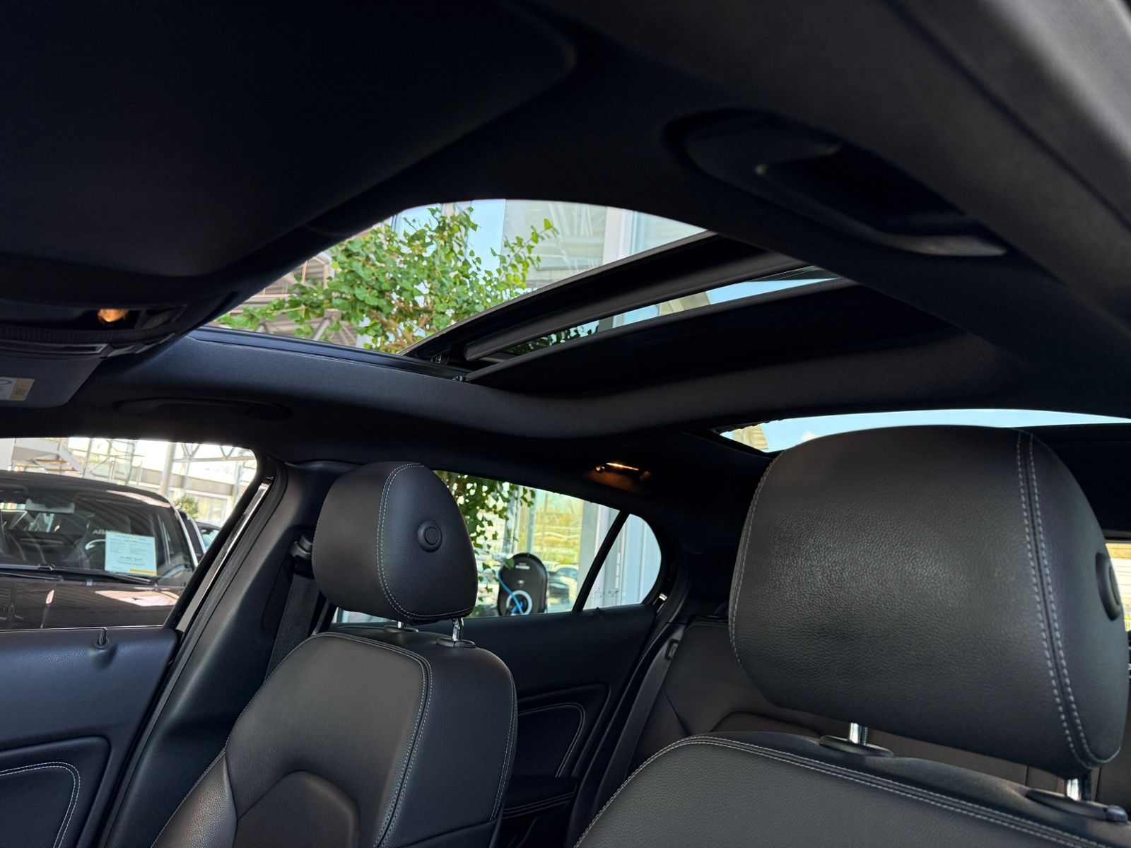 Fahrzeugabbildung Mercedes-Benz GLA 250 4Matic STNDHZ PANO DISTR 360°