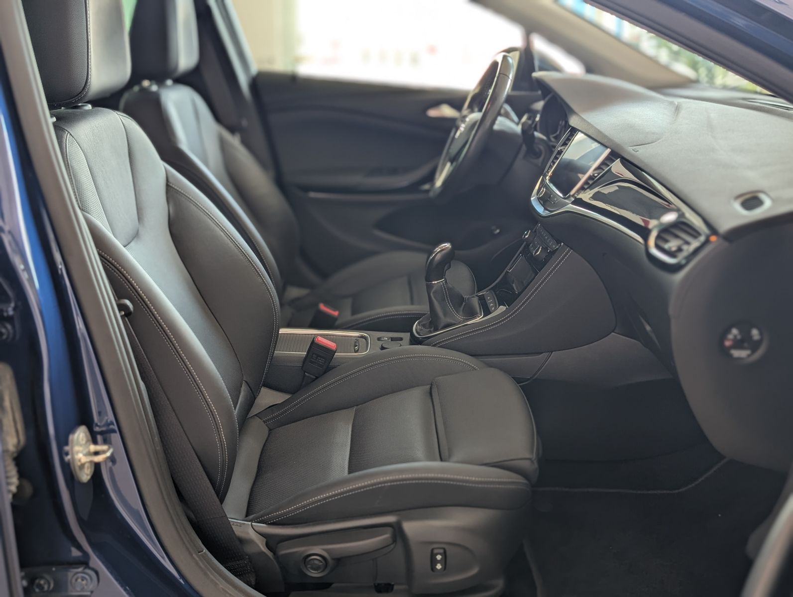Fahrzeugabbildung Opel Astra Elegance PANORAMA LEDER MASSAGE MEMO 18"