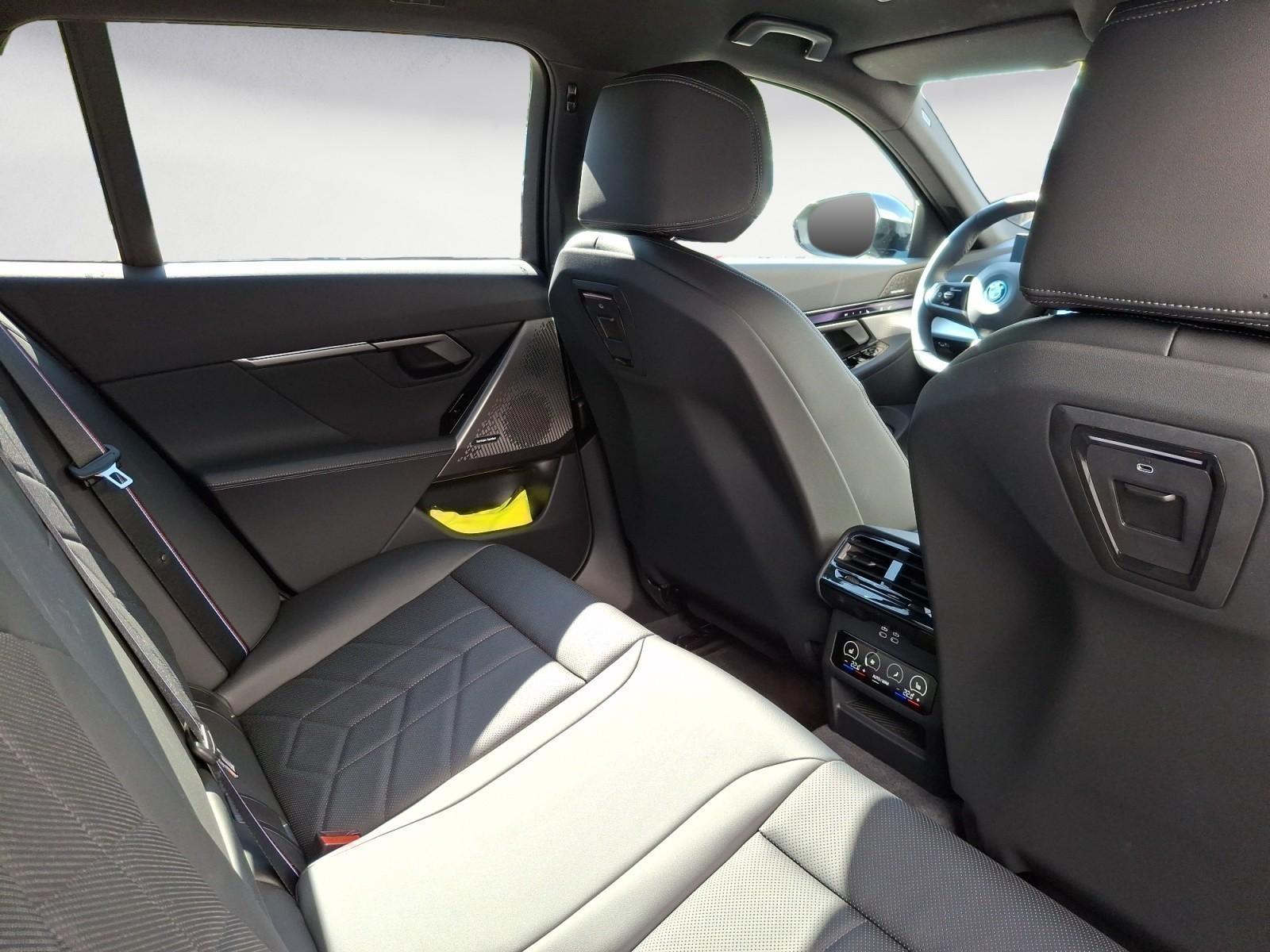 BMW i5 xDrive40 Touring M Sportpaket Pro AHK Driving