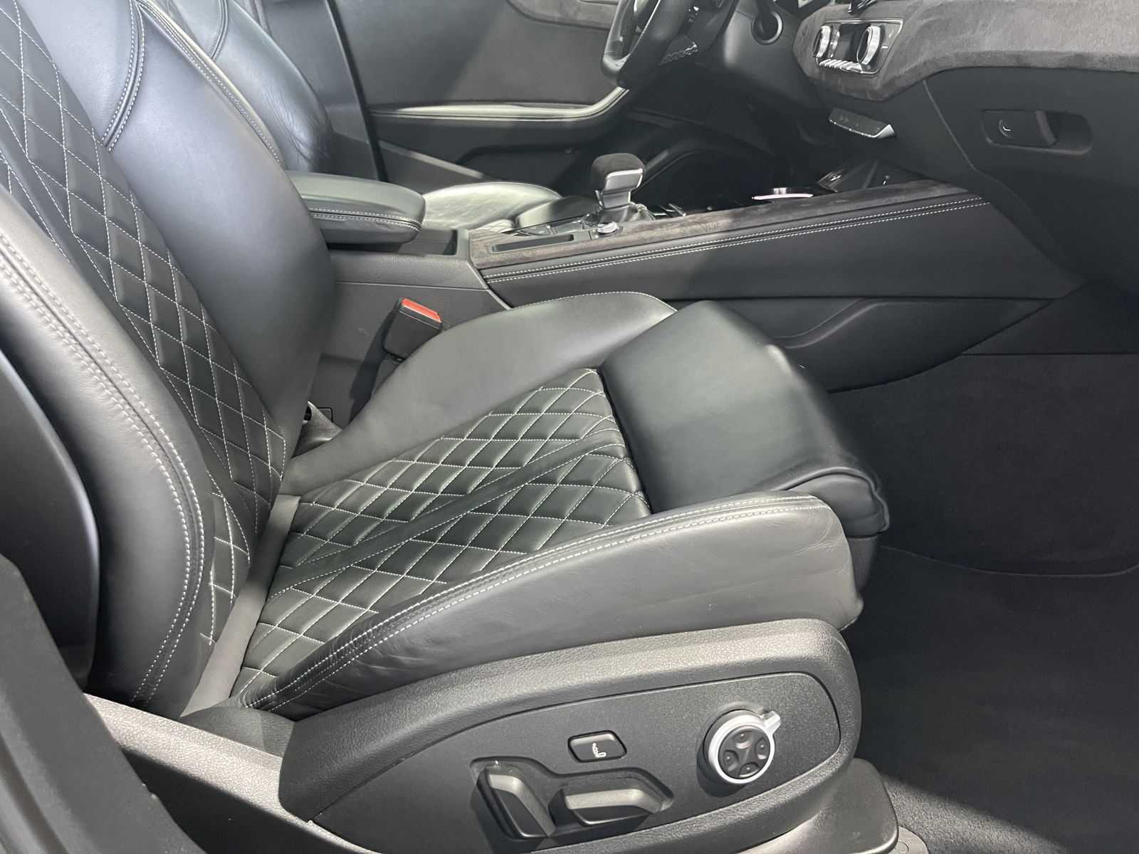 Fahrzeugabbildung Audi A4 35 TDI*S-Line*Leder*STHZ*Pano*Bang&Olufsen*