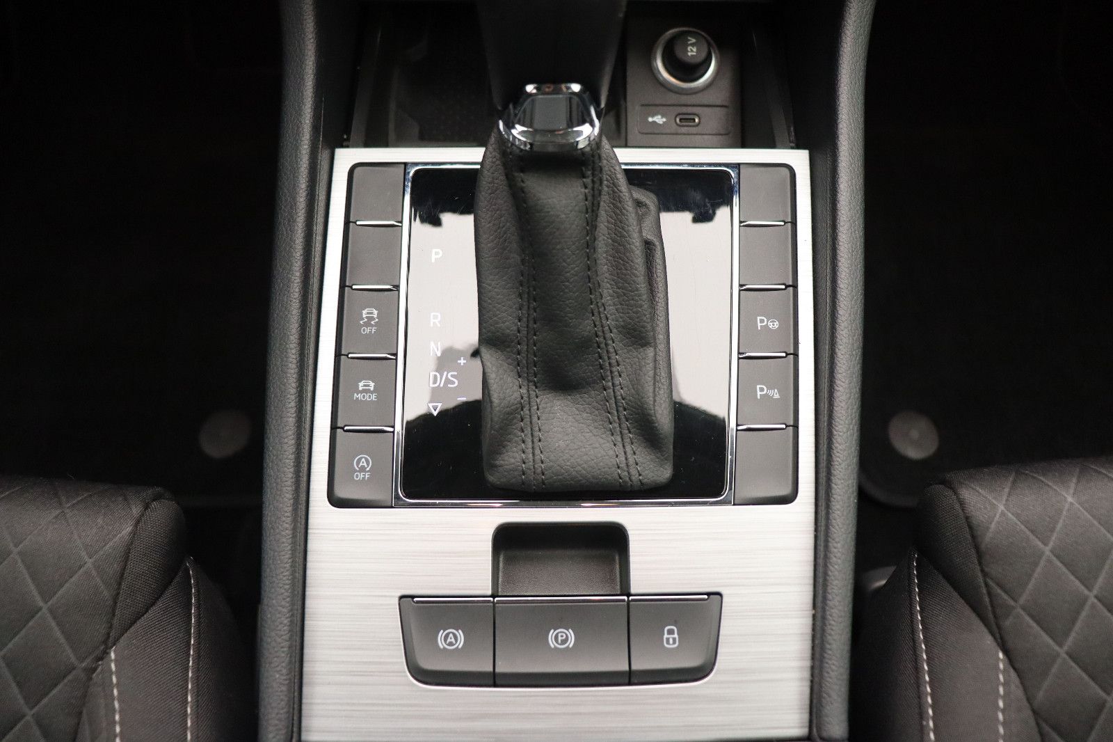 Fahrzeugabbildung SKODA Superb Combi Ambition LED ACC Navi DSG