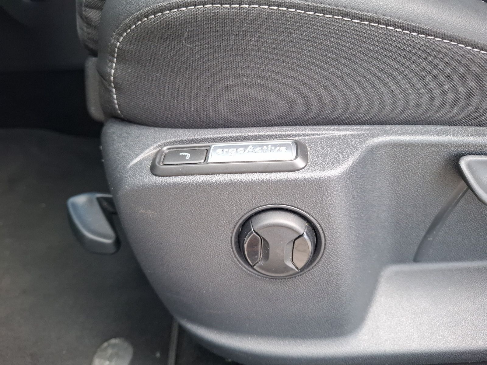 Fahrzeugabbildung Volkswagen T-Roc TSI Style DSG LED plus Navi AID ACC RFK SH