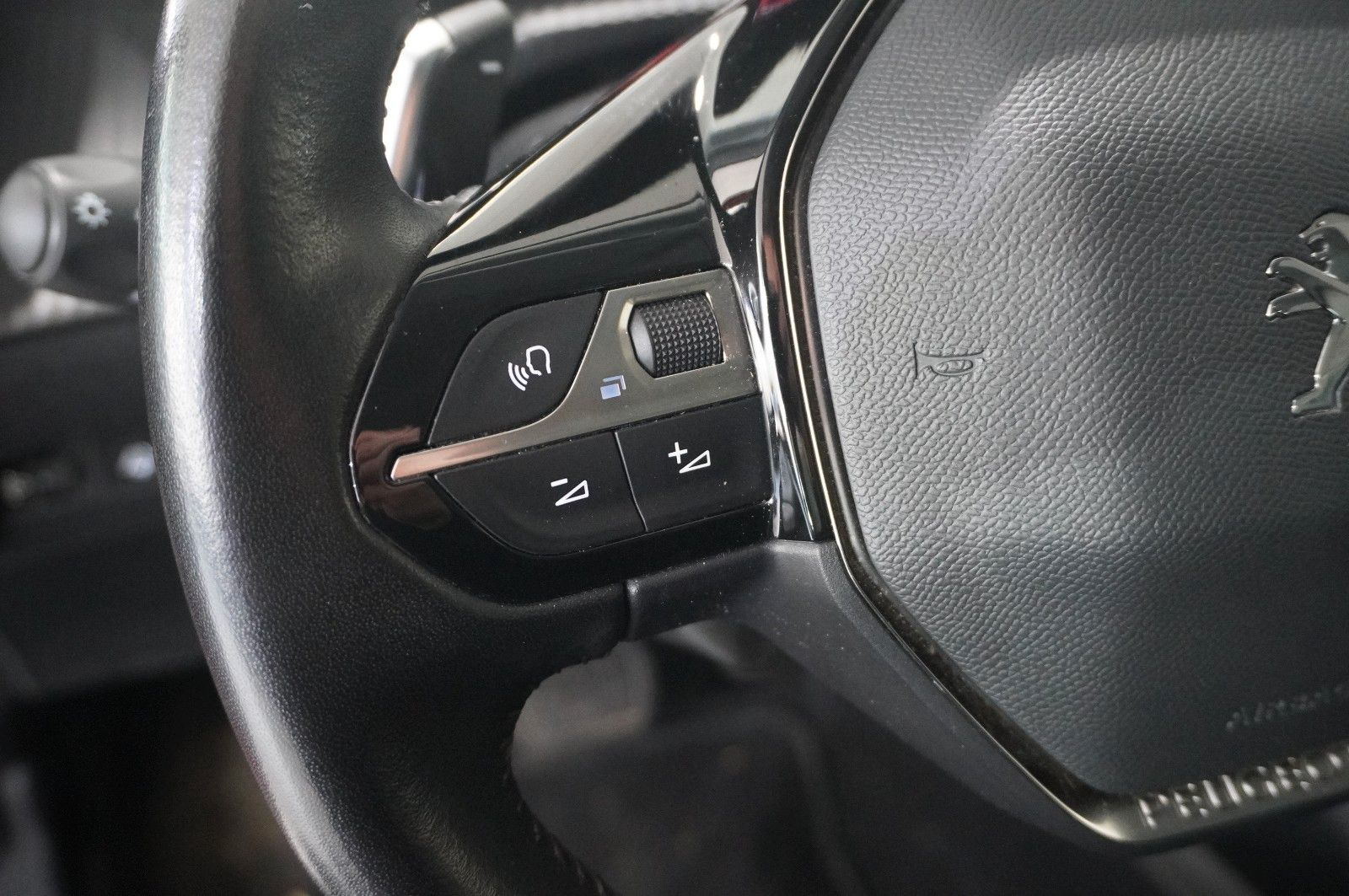 Fahrzeugabbildung Peugeot 2008 1.2T ALLURE PACK NAVI/LED/KAMERA/VIRT/3D