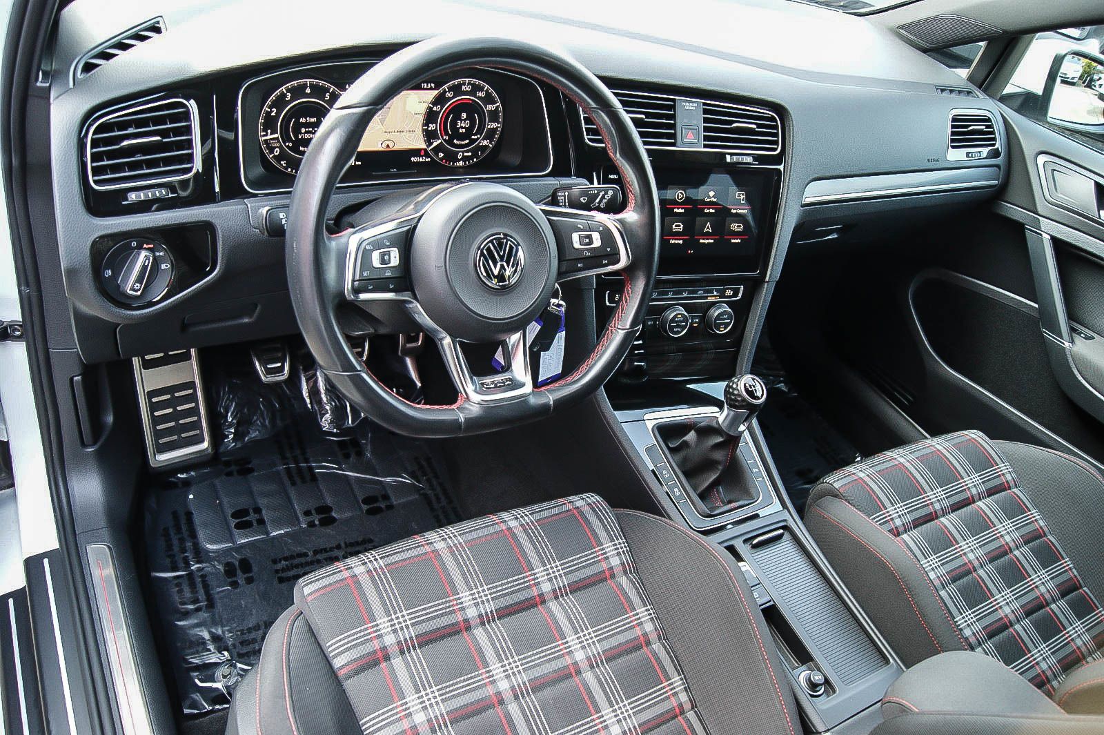 Fahrzeugabbildung Volkswagen Golf VII 2.0 TSI GTI PerformanceLED NAVI 1.HAND