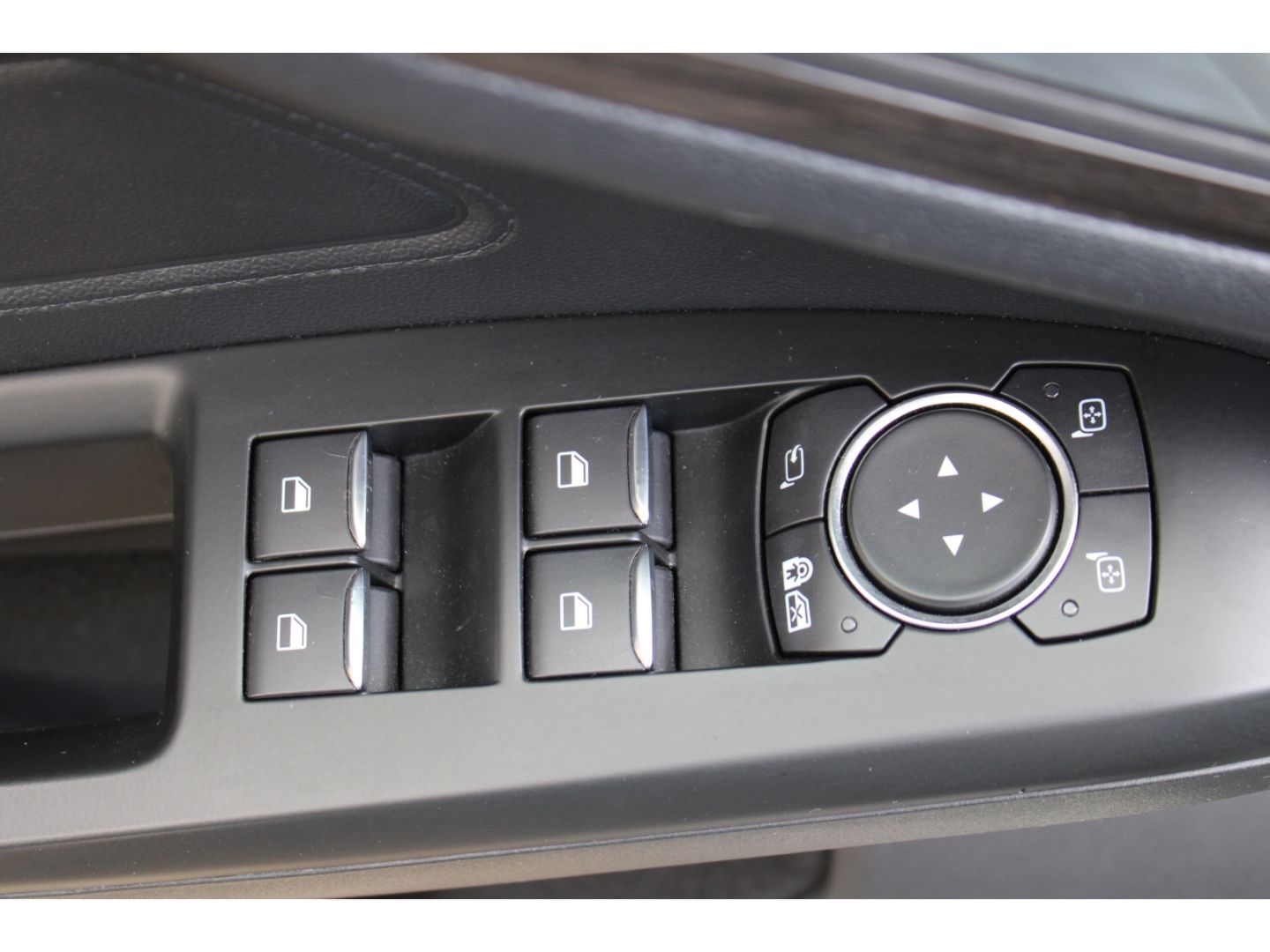 Fahrzeugabbildung Ford Focus Turnier Vignale ACC LED TWA Pano AHK RFK W
