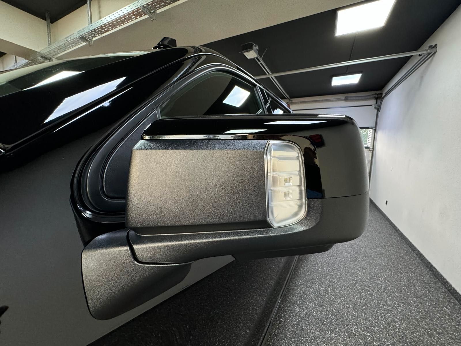 Fahrzeugabbildung Chevrolet 2026 SILVERADO MIDNIGHT DURAMAX DIESEL 4x4 HC