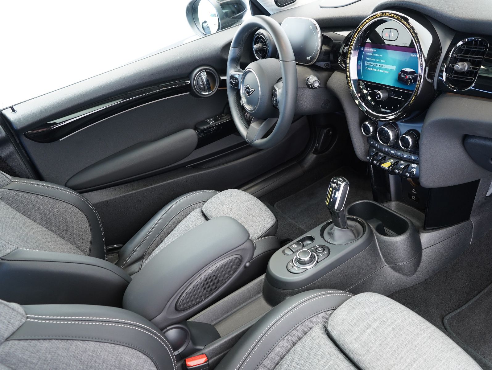 Fahrzeugabbildung MINI Cooper SE Classic Trim LED/NAVI/HEADUP/CAM/PANO