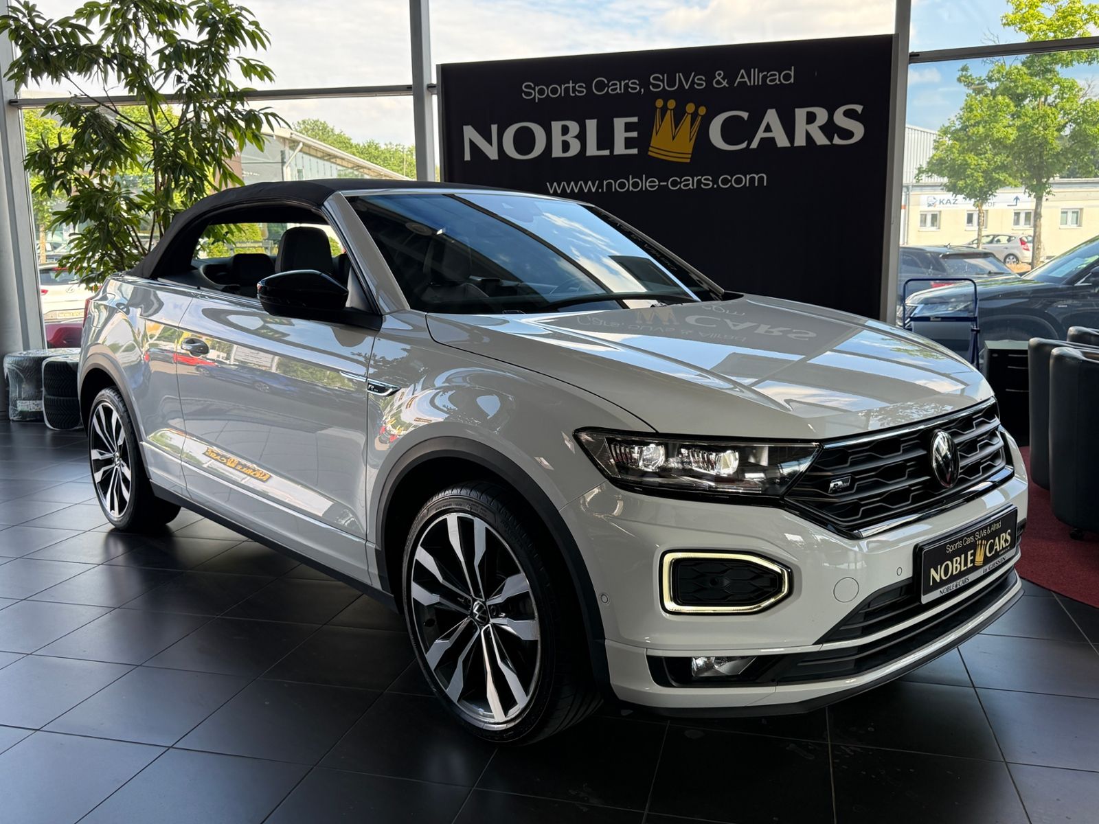 Fahrzeugabbildung Volkswagen T-Roc Cabriolet R-Line Black AHK LED RFK 19"