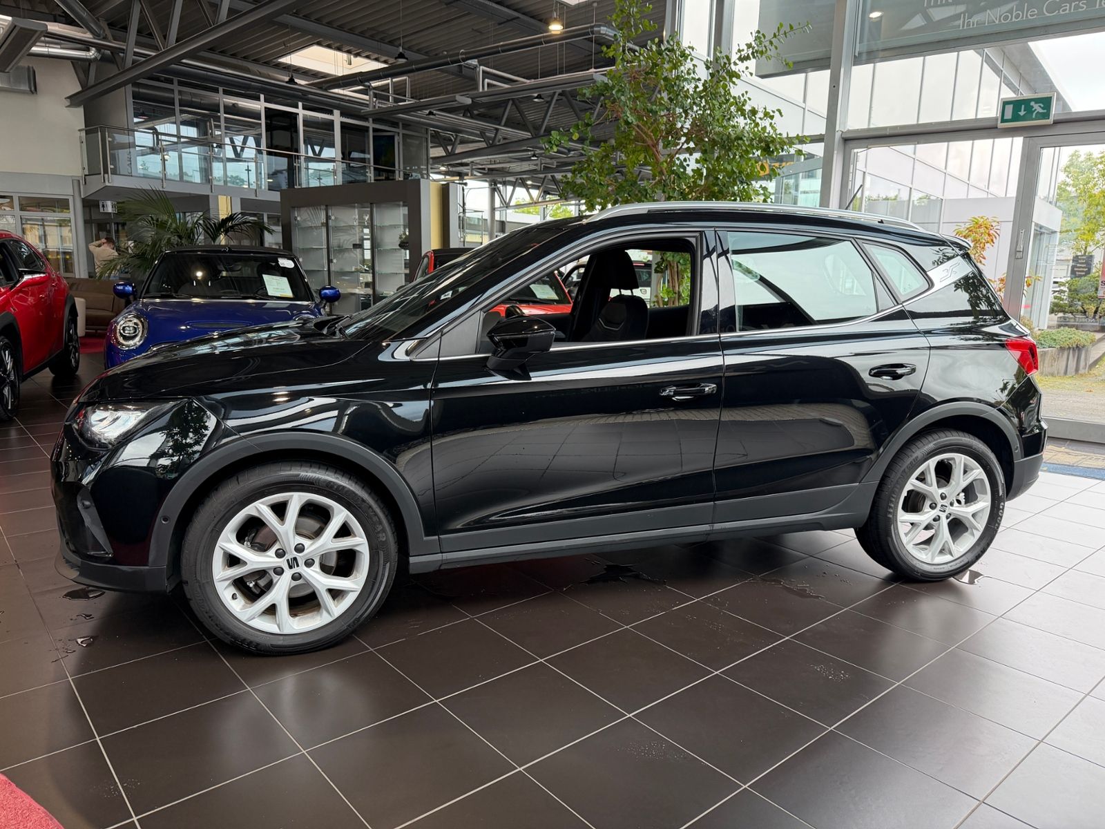 Fahrzeugabbildung SEAT ARONA 1.5 TSI DSG FR KLIMA NAV RFK ACC SHZ 17"