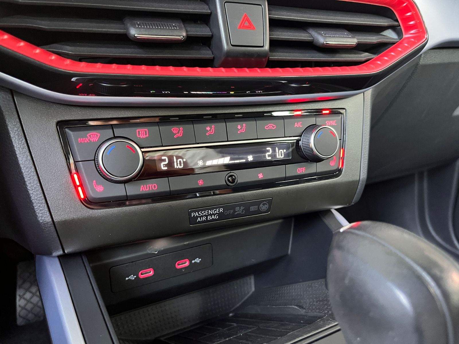 Fahrzeugabbildung SEAT ARONA  1.5 TSI DSG FR ACC LED NAV RFK SHZ 17"