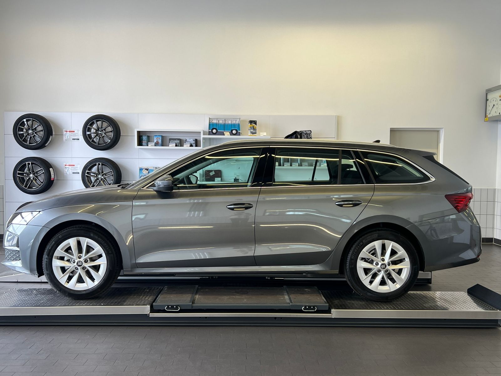 Fahrzeugabbildung SKODA Octavia Combi IV Selection 1.5 TSI mHEV DSG *AHK