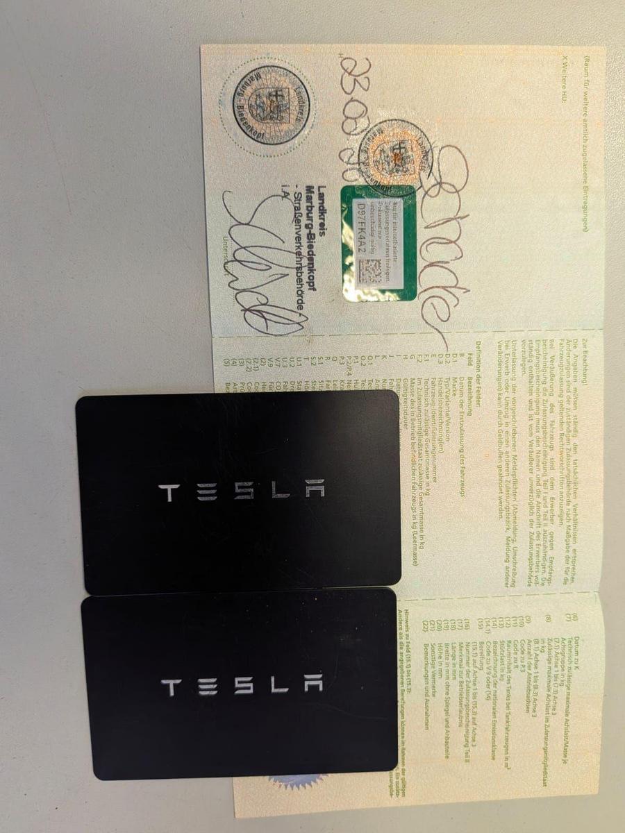 Tesla Model Y  RWD Metallic Automatik Unfallschaden